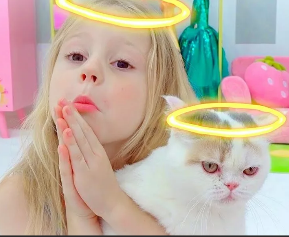 the girl is like an angel angry cat goes to the girl s face the cat was scratching and she was crying blood on his face image of the good 18 and then the end where will sarah be claws face of blood meat