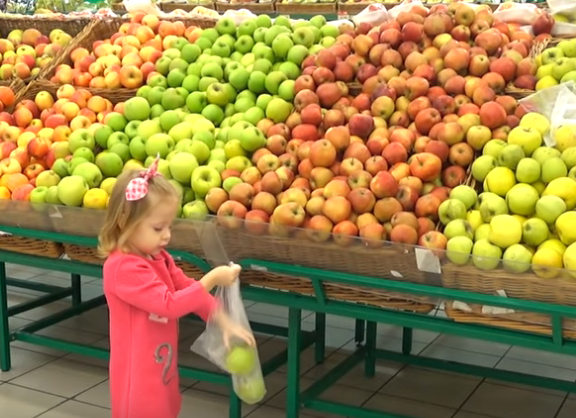 girl lidia all apples began to throw directly uncle and nakidom and apple only 1 times and all apples with packages she became all the apples and threw right at her uncle he fell from under the window and fell into the apple