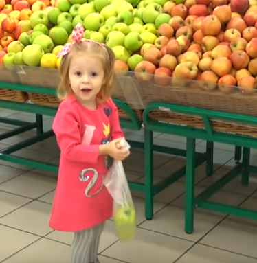 part 2 and whether it is possible to pull out all apples and got the girl twisted a package quickly twirled very well she threw well directly the uncle in a face hit or hurt